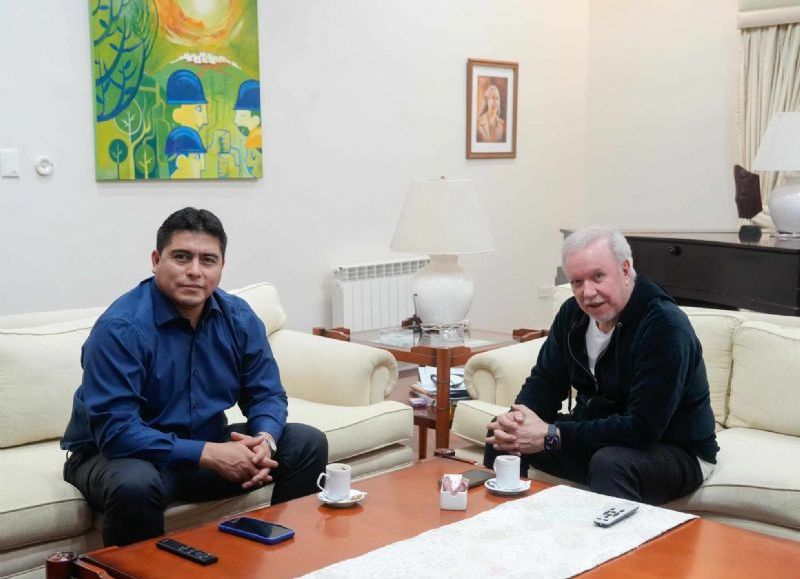 Claudio Vidal recibió al exgobernador Daniel Peralta y compartieron un desayuno en Río Gallegos