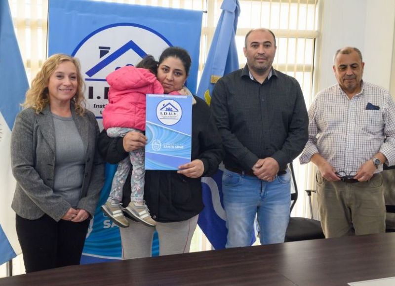 El Gobierno provincial entregó terrenos a familias de Río Gallegos