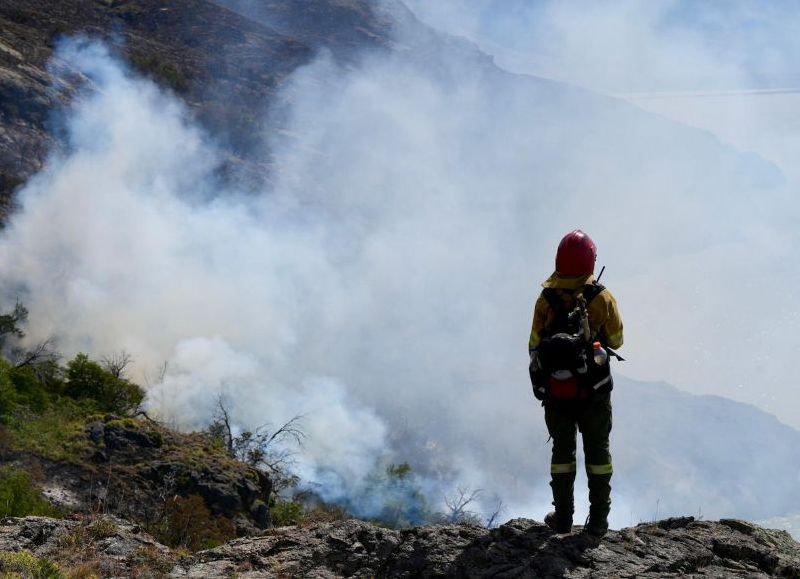 El Gobierno de Santa Cruz informó que el incendio en el Cerro Huemul fue declarado circunscripto