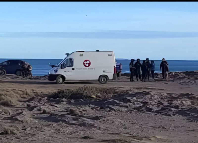 Una joven fue rescatada tras aparecer atada al borde de un acantilado y crece la sospecha de un ataque narco