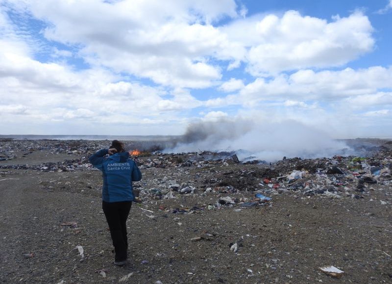 Ambiente intervino para reforzar acciones preventivas y evitar focos ígneos en el basural de Río Gallegos