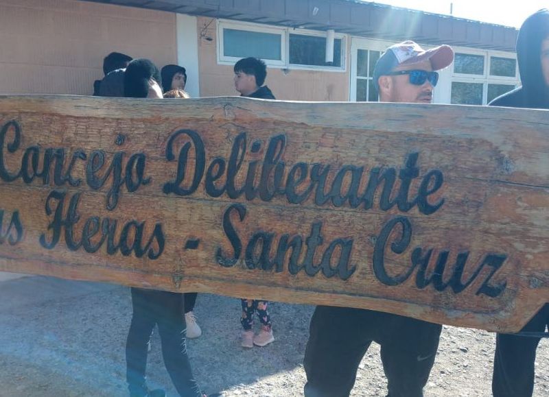 Más de 200 trabajadores desocupados reclaman empleo digno en Las Heras y el Concejo Deliberante les cierra las puertas